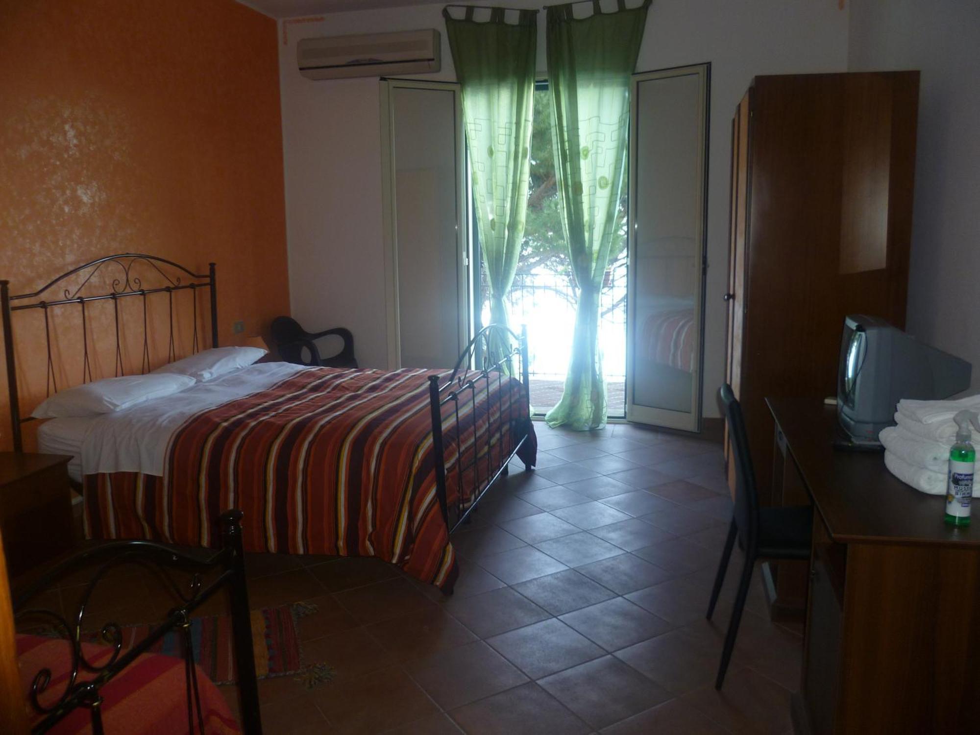 Alba Tra I Pini B&B Cefalú Habitación foto