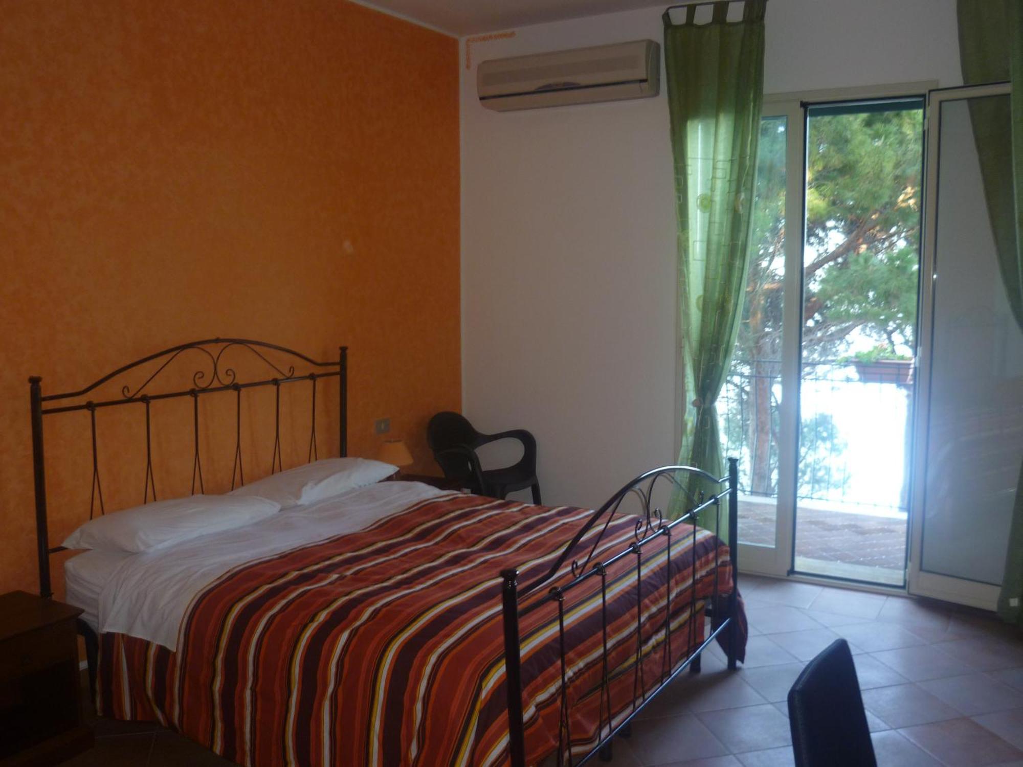 Alba Tra I Pini B&B Cefalú Habitación foto